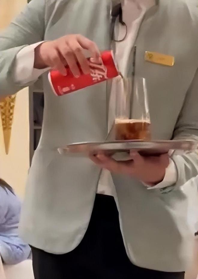 上海饭店3元可乐倒入杯中卖50元，合法吗？律师解读