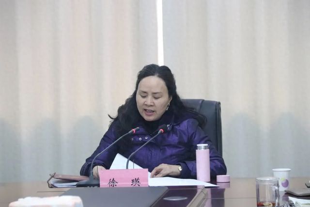 徐瑛，多次接受私营企业主安排的宴请，其中4次由私营企业主自带食材和厨师到家中为其烹饪菜肴