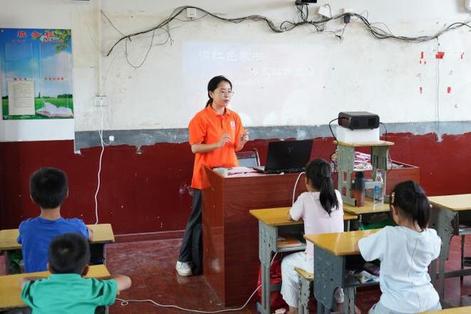 湖南工商大学学子赴安化：以“五育”赋能童心，用墙绘“晒”出乡味