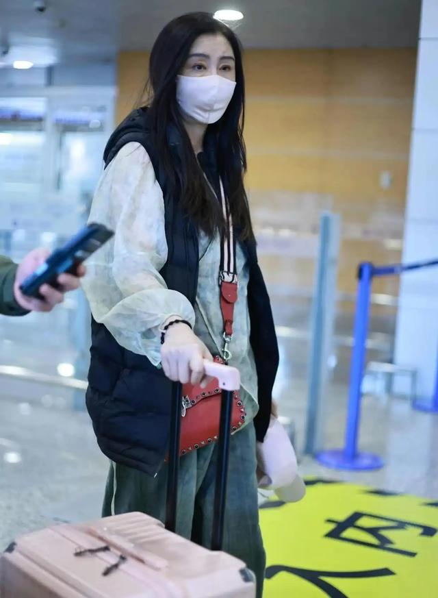王祖贤清唱《倩女幽魂》 58岁依旧灵气 网友：聂小倩从未远去