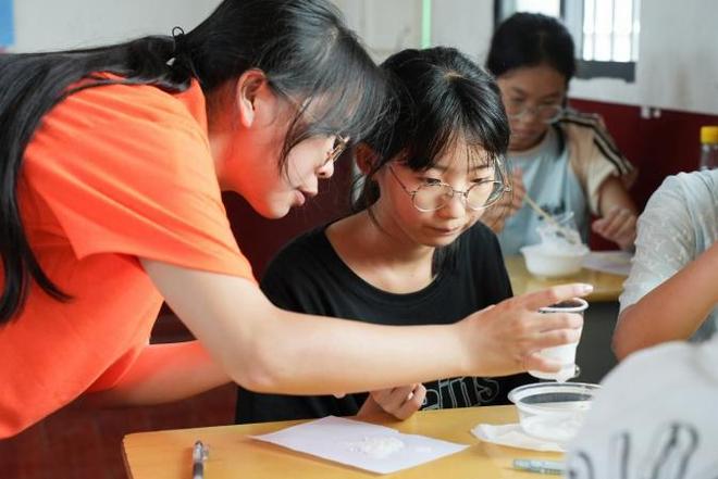湖南工商大学学子赴安化：以“五育”赋能童心，用墙绘“晒”出乡味