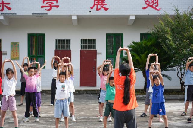 湖南工商大学学子赴安化：以“五育”赋能童心，用墙绘“晒”出乡味