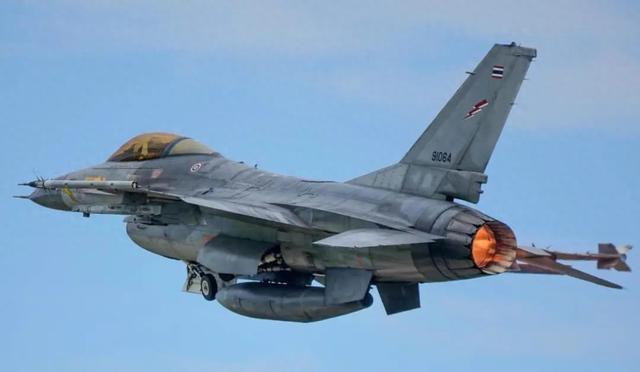 泰媒：泰国空军出动2架F-16和2架“鹰狮”战机，摧毁柬方两处军事目标