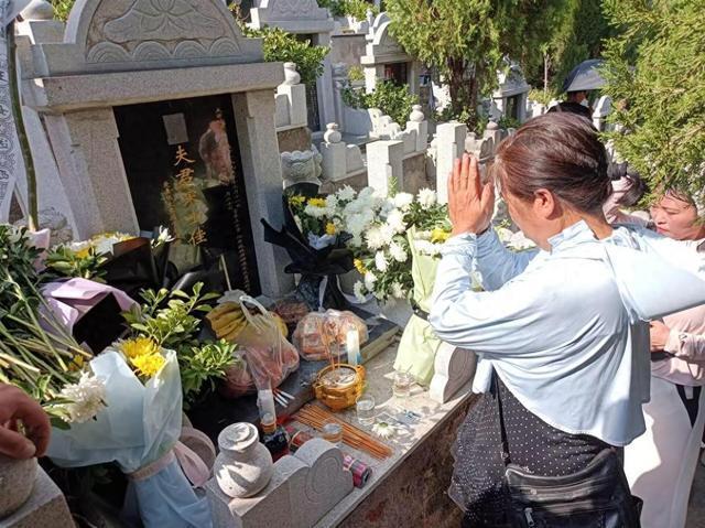 救下一家三口后牺牲的小伙下葬 市民排长队在墓碑前鞠躬致敬