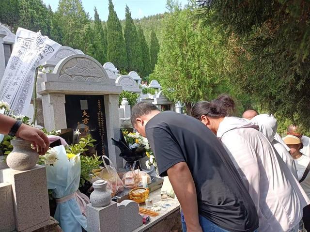 救下一家三口后牺牲的小伙下葬 市民排长队在墓碑前鞠躬致敬
