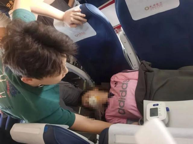 医学生飞机上救人被质疑“没资格”？回应来了