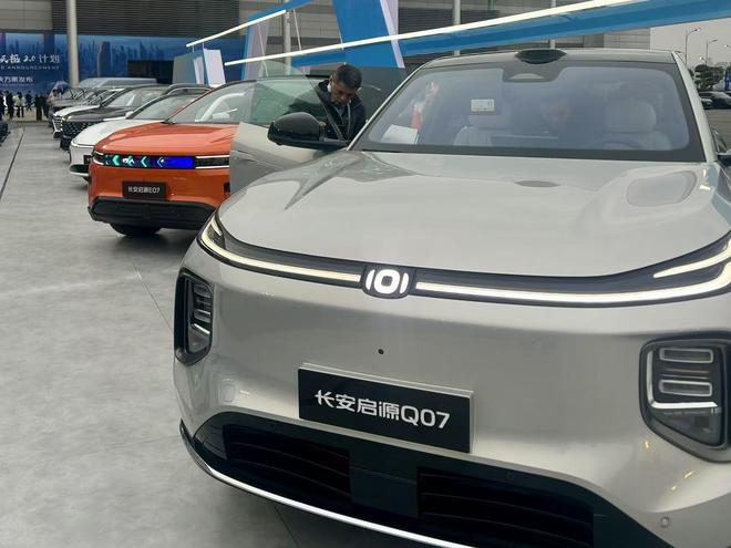 成为新央企，中国长安汽车集团今年销量目标300万辆，未来10年投入超2000亿元