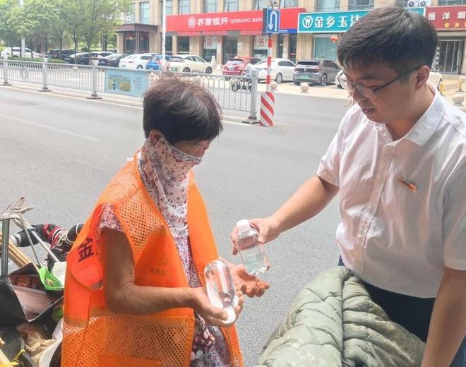 齐商银行济宁分行：设置“清凉角” 为城市守护者提供爱心服务