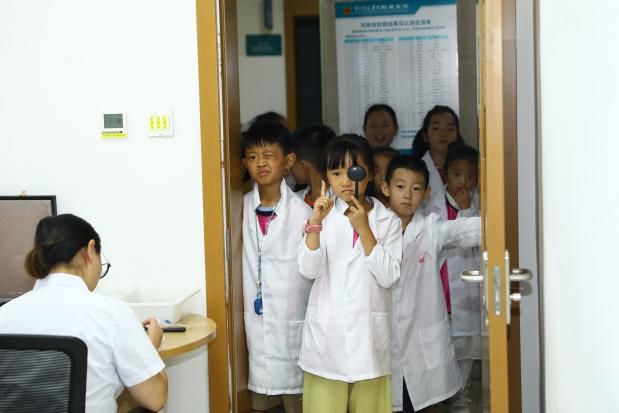 黄河科技学院附属医院举办「我是小小医生」职业体验公益活动