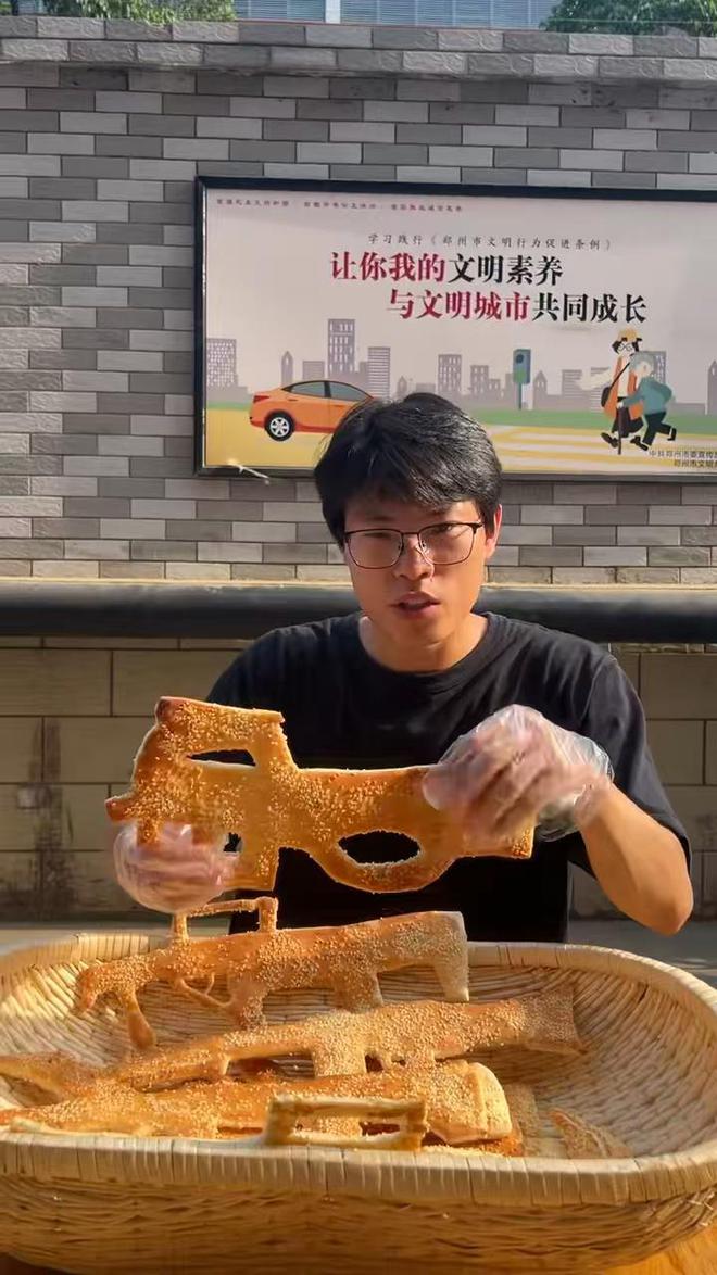 “鞋底板”看腻了？河南硕士毕业小伙自创特色烧饼走红，一元抢购“拉布布、小兔叽”！