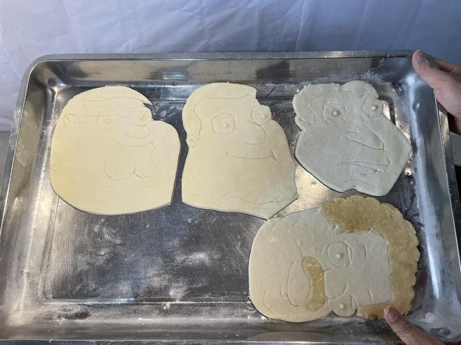 “鞋底板”看腻了？河南硕士毕业小伙自创特色烧饼走红，一元抢购“拉布布、小兔叽”！