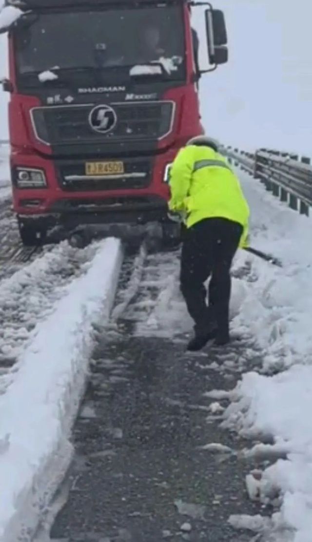 别人露腰，青海裹貂？当地气象局：确实下雪了，仅限海拔高区域