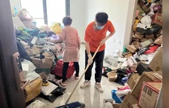 独居老人网购花200万塞满房间只能睡快递上，原因竟是怕亲戚借钱