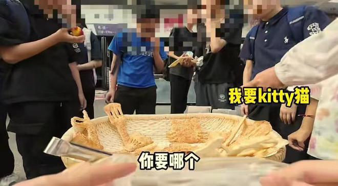 “鞋底板”看腻了？河南硕士毕业小伙自创特色烧饼走红，一元抢购“拉布布、小兔叽”！