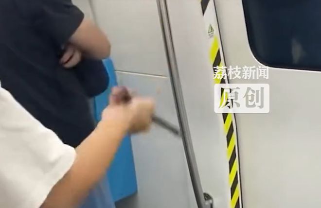乘客携带刀具进入地铁车厢？东莞轨道交通通报：确认视频中乘客所携为玩具，非管制刀具