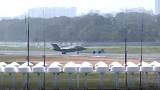 滞留印度的英军F-35B被拖入机库，网友：三哥的“拆解”课开讲了