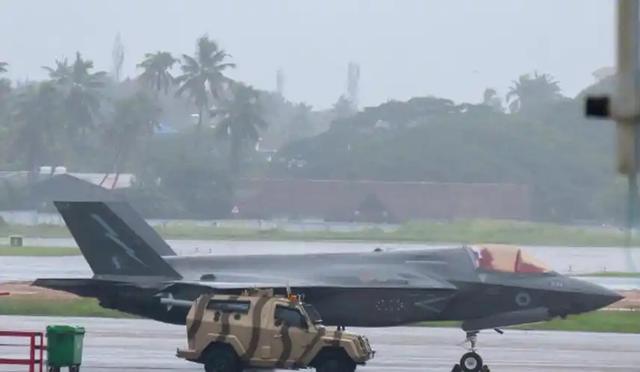 滞留印度的英军F-35B被拖入机库，网友：三哥的“拆解”课开讲了