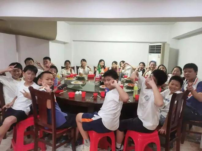 21名小学生凑300元毕业聚餐，老板贴钱加菜：不为赚钱，只为你们开心