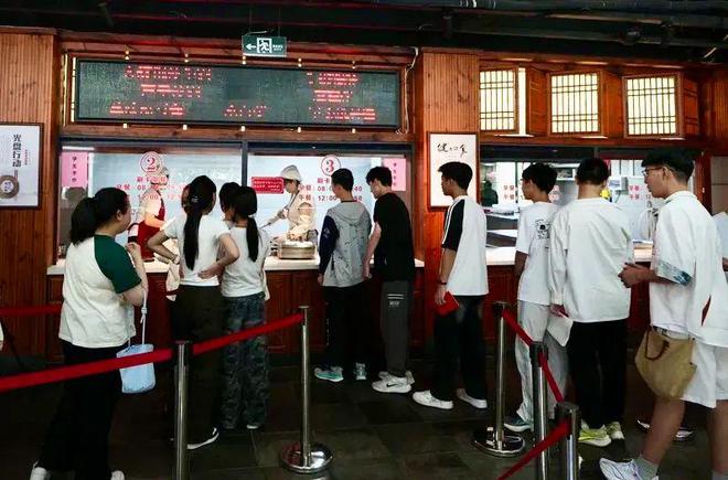 21名小学生凑300元毕业聚餐，老板贴钱加菜：不为赚钱，只为你们开心
