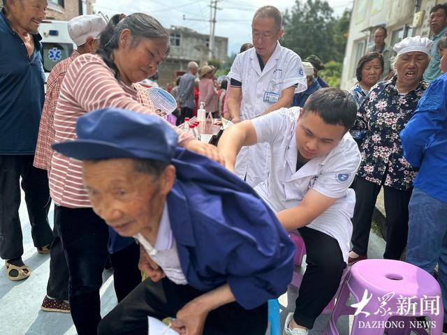 走过山路“360弯” 崇山峻岭中义诊