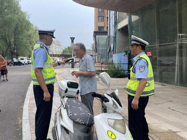 两人前后脚被查，说辞跟商量好似的：天太热喝瓶啤酒解暑