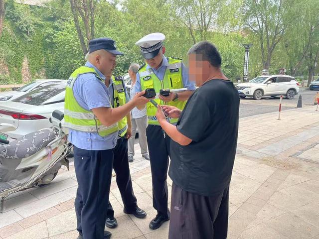 两人前后脚被查，说辞跟商量好似的：天太热喝瓶啤酒解暑
