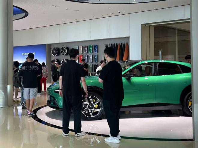 女性车主占30%，小米YU7大卖，雷军回应友商“截客”：话术有些诋毁和歪曲，大可不必