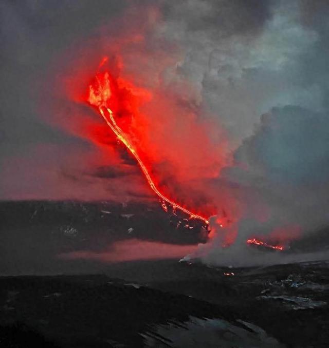 堪察加半岛克柳切夫火山喷发最新图片公布，火山灰柱高达1万米