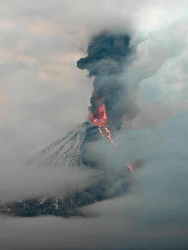 堪察加半岛克柳切夫火山喷发最新图片公布，火山灰柱高达1万米