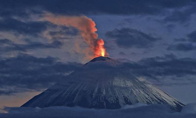 堪察加半岛克柳切夫火山喷发最新图片公布，火山灰柱高达1万米
