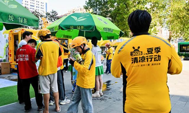 美团冰饮福利车落地郑州 上万份冰饮消暑品面向全行业开放