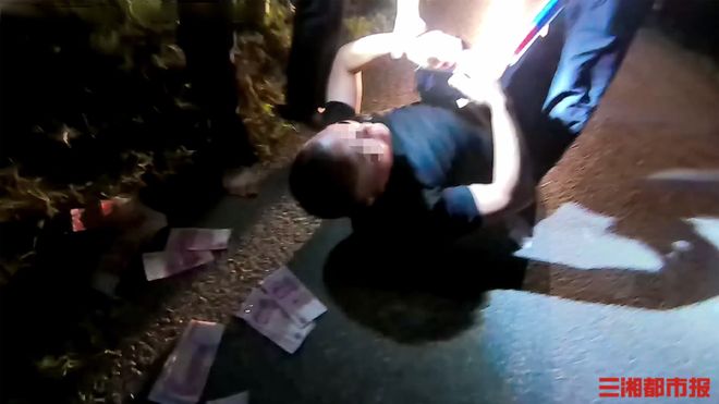 湖南一醉驾司机遇检弃车，边跑边撒百元钞票，称：“就想让你们分神，好趁机跑掉”