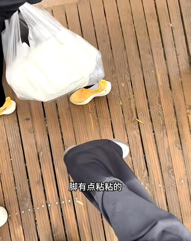 游客称在玉龙雪山被蚂蝗叮，脚部出血渗出鞋子，景区：蚂蝗本身无毒，准备了消毒酒精