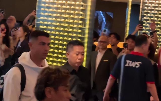 C罗随队抵达中国香港