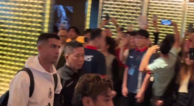 C罗随队抵达中国香港