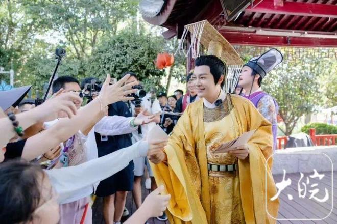 昔日古装小生如今在景区打工，49岁演员郑国霖回应：我也需要养家糊口