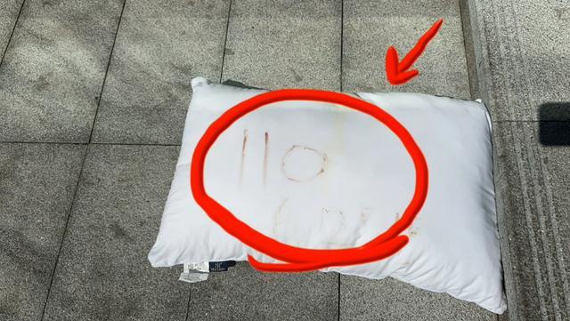 外卖小哥发现带血枕头报警，上面写着“110625”，民警破译密码紧急上楼破门，女子已被困30小时