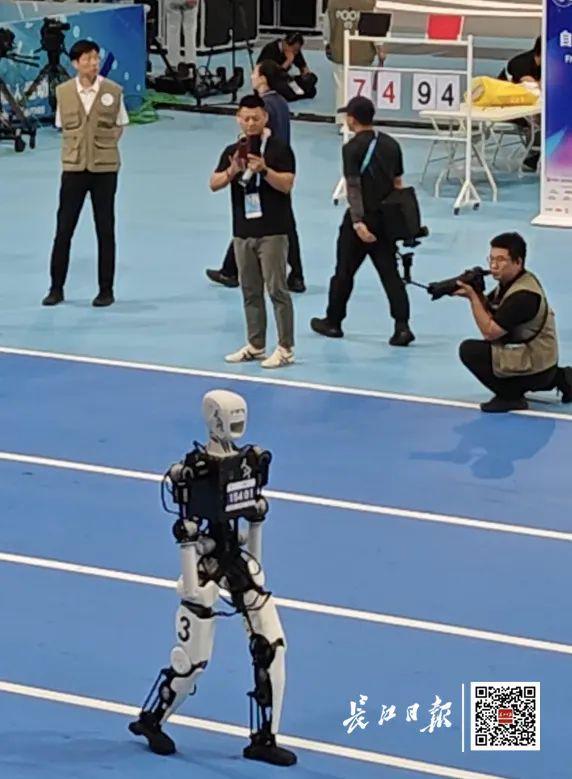 2025世界人形机器人运动会赛事首金！来自武汉