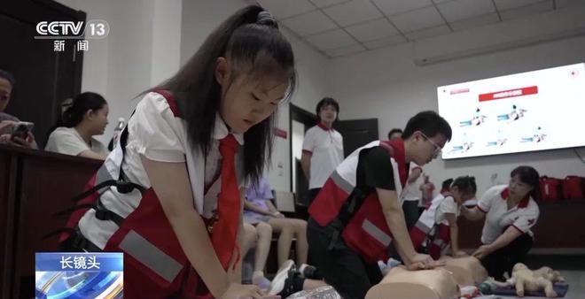 “妈妈，我能救她！”危急关头，11岁小学生冷静出手，用海姆立克法救下一女子