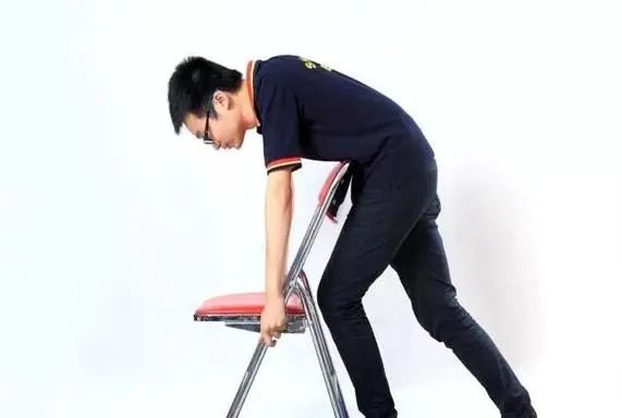 “妈妈，我能救她！”危急关头，11岁小学生冷静出手，用海姆立克法救下一女子