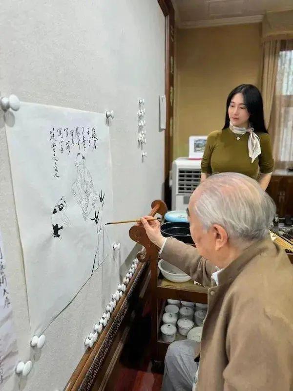 范曾继子发布父亲看展照片，疑回应失联风波，业内称“范曾失联”是家里两拨人内斗，其有4段婚姻多个子女