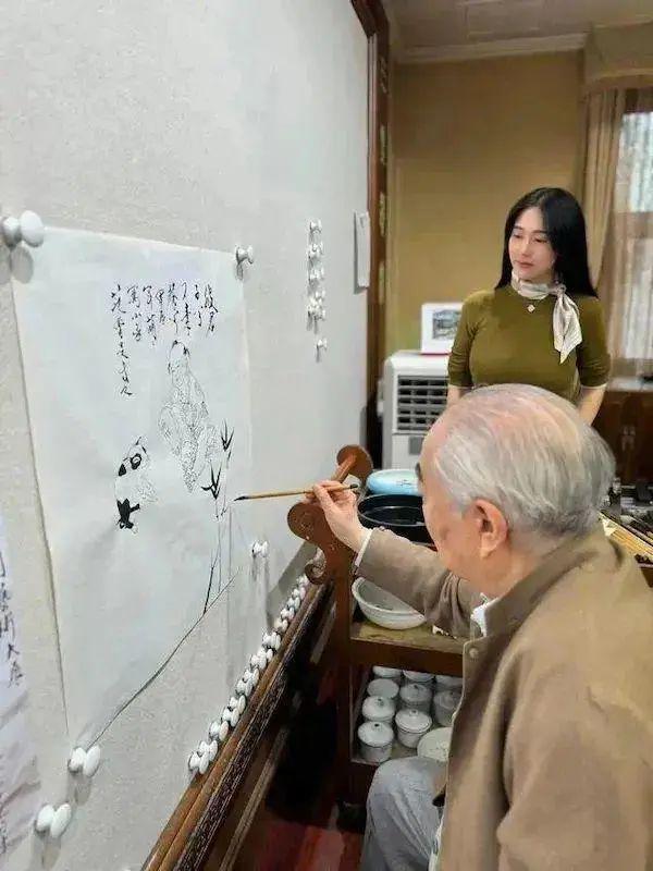 画家范曾报平安：正闭门写书！此前陷“失联”风波，业内称其家里人在内斗