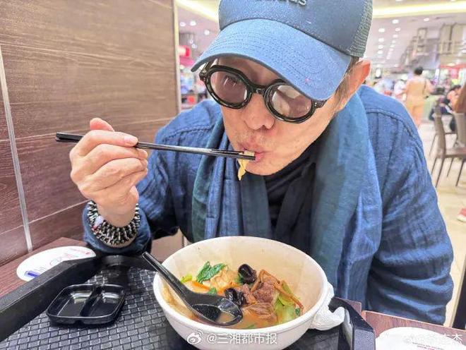 刚刚李连杰报平安，出院第一顿是刀削面，还提醒大家好好吃饭