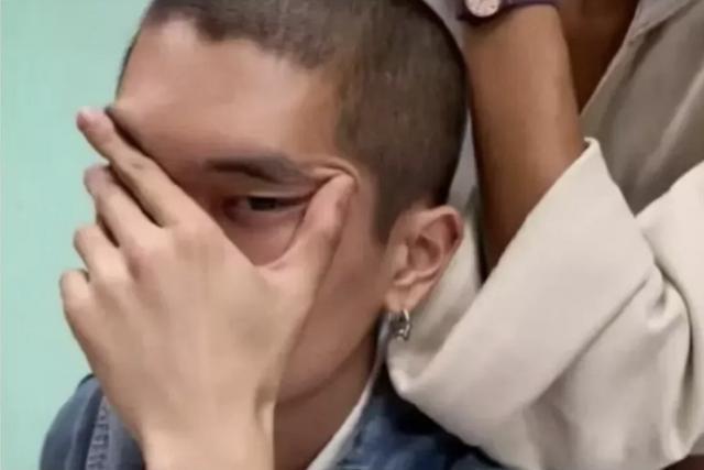 Swatch眯眯眼广告被指涉嫌歧视，别拿冒犯当创意丨中听