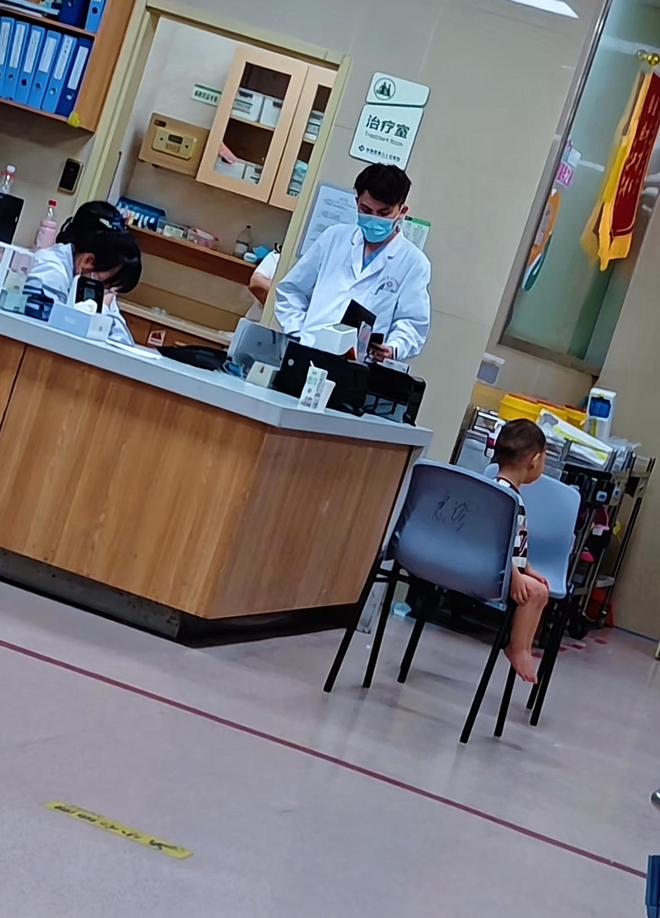乖巧得令人心疼！妈妈疑意外去世，温州男童获多方救助，民警自掏腰包带去医院检查