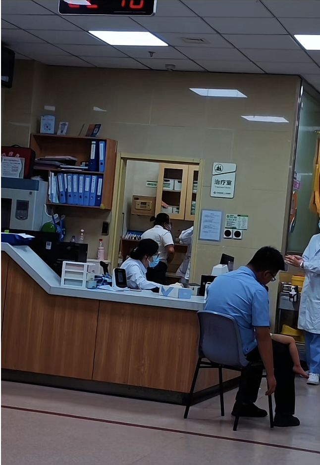 乖巧得令人心疼！妈妈疑意外去世，温州男童获多方救助，民警自掏腰包带去医院检查