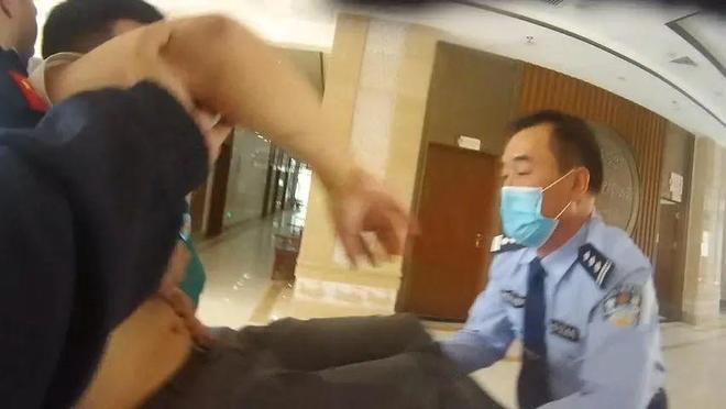 湖北钟祥市看守所一级警长吴建波，因公牺牲，年仅55岁