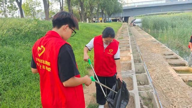 “返家乡”大学生化身“河小青”守护碧水清波