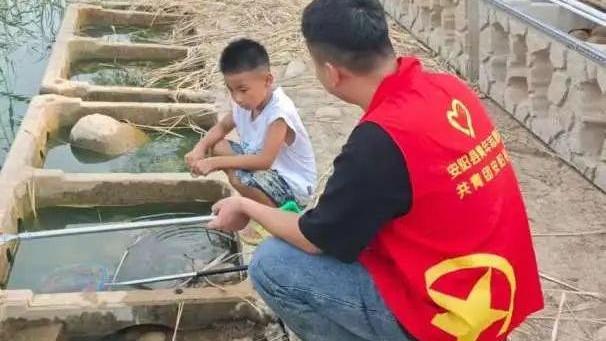 “返家乡”大学生化身“河小青”守护碧水清波