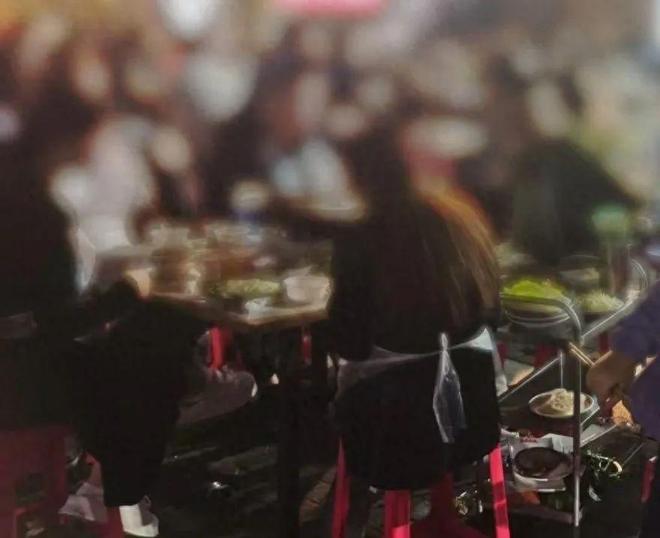 重庆男子吃烧烤，遇朋友前女友与他人举止亲密，为替朋友出气打伤女子，检方：应以寻衅滋事罪追究刑责